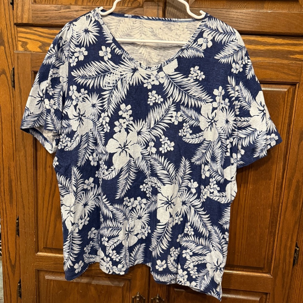 Talbots Blouse Top Women’s 3X Blue White Tropical Floral V-Neck Short Sleeve